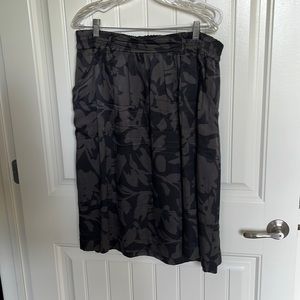 LOFT silky print skirt with pockets and elastic waist knee length size L EUC